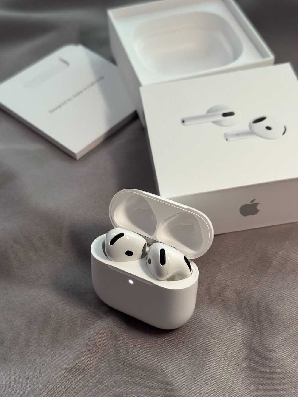Apple White AirPods 4